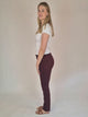 MAC Melanie_Bordeaux_SlimFit_HighWaist_Ganzkörperbild_seitlich
