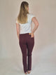 MAC Melanie_Bordeaux_SlimFit_HighWaist_Ganzkörperbild_hinten