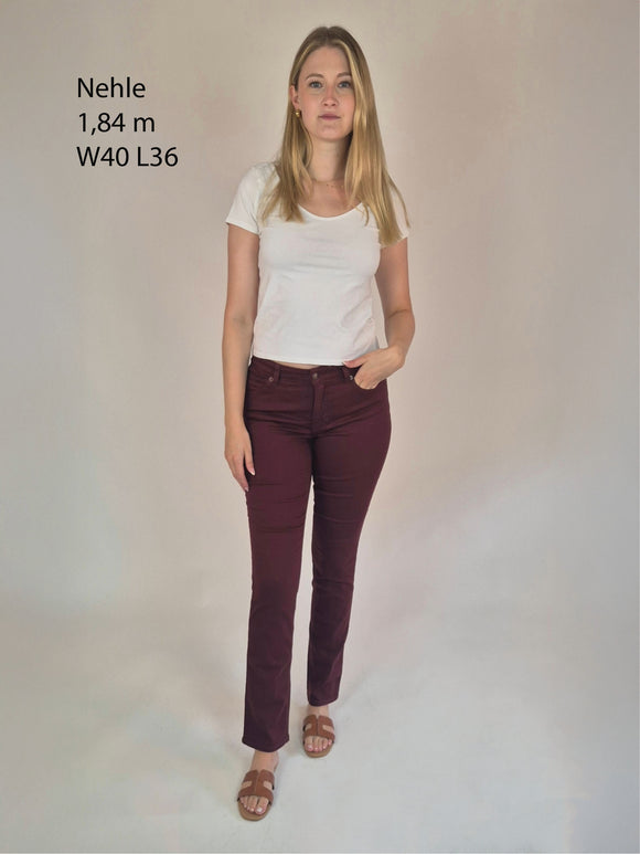 MAC Melanie_Bordeaux_SlimFit_HighWaist_Ganzkörperbild_vorne