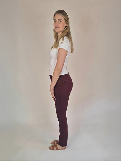 MAC_Melanie_Bordeaux_StraightFit_HighWaist_Ganzkörper_seitlich_3