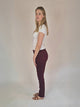 MAC_Melanie_Bordeaux_StraightFit_HighWaist_Ganzkörper_seitlich_3