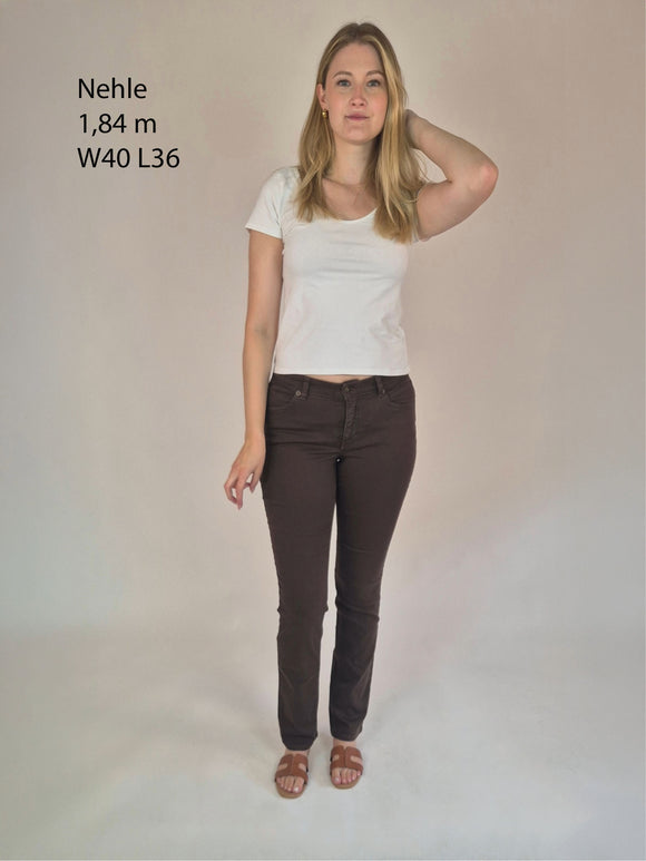 MAC Melanie_Brown_SlimFit_HighWaist_Ganzkörperbild_vorne