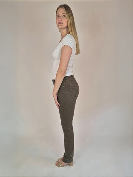 MAC_Melanie_Olive_StraightFit_HighWaist_Ganzkoerper_vorne