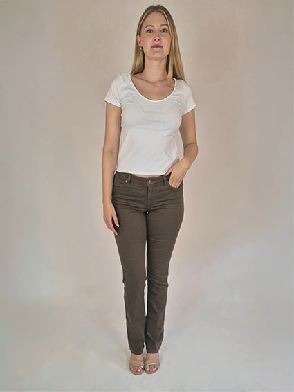 MAC_Melanie_Olive_StraightFit_HighWaist_Ganzkoerper_vorne