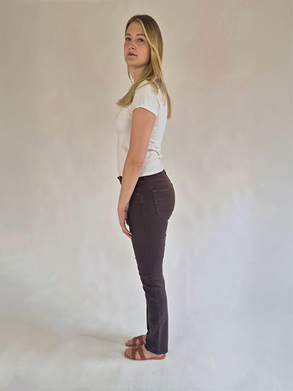 MAC_MELANIE_Brown_StraightFit_HighWaist_Ganzkörper_seitlich