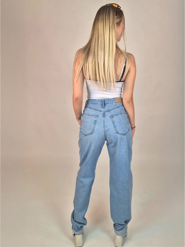 MAVI_LAURA_LT DENIM_GANZKÖRPER_HINTEN