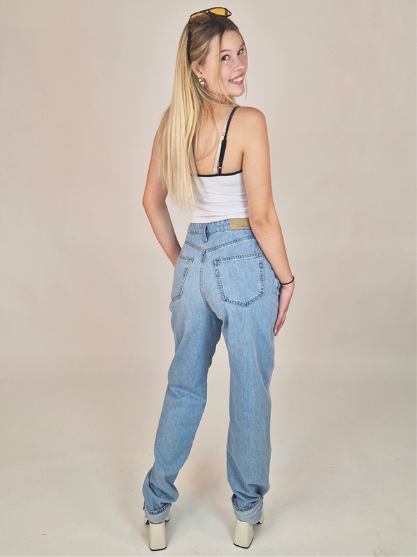 MAVI_LAURA_LT DENIM_GANZKÖRPER_HINTEN