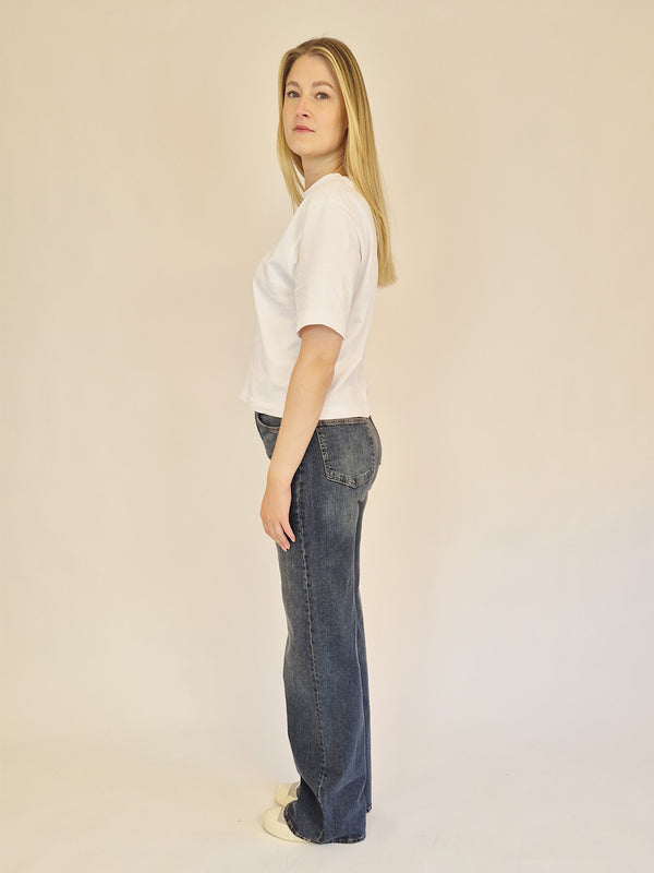 MAVI_Mailibu_DarkVintage90s_HighWaist_Ganzkörper_seitlich