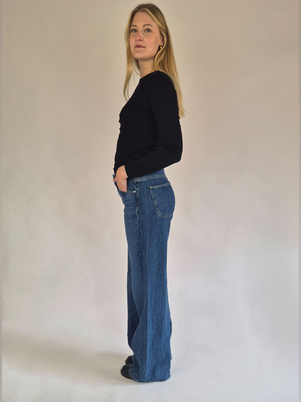 MAVI_Siena Dark Used Ikon_HighWaist_Wide_Ganzkörperbild_seitlich
