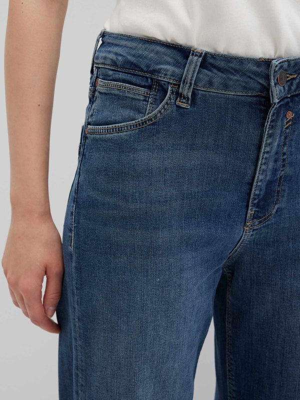 Mavi_Malibu_IndigoShades_MidBlue_HighWaist_Ganzkörperbild_Detail