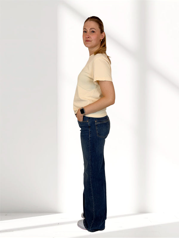 Mavi_Malibu_IndigoShades_MidBlue_HighWaist_Ganzkörperbild_seitlich