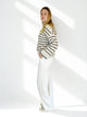 ONLYM_Stoffhose_StraightLeg_HighWaist_Ganzkörperbild_seitlich
