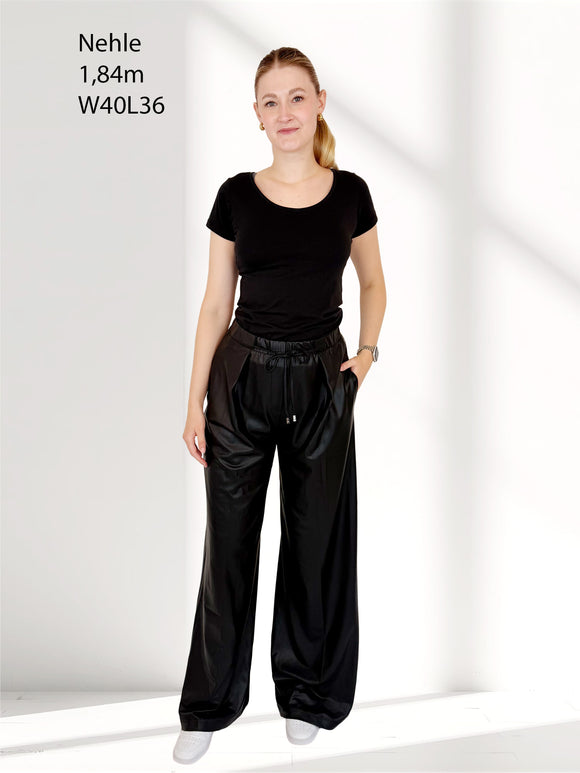 ONLY M Lederimtat Palazzo Hose_High Waist-Wide Leg-Ganzkörperbild_vorne