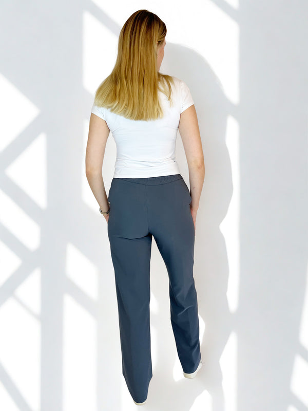 ONLYM_StoffhosemitKnoepfen_HighWaist_Grey_Ganzkoerperbild_hinten