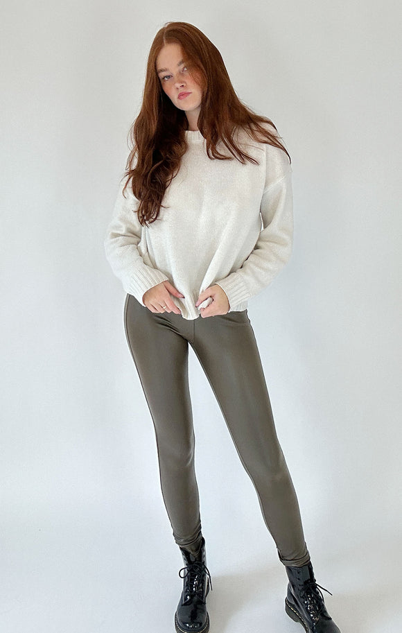 ONLY M - Lether Leggings, Mid-Waist, Khaki vorne