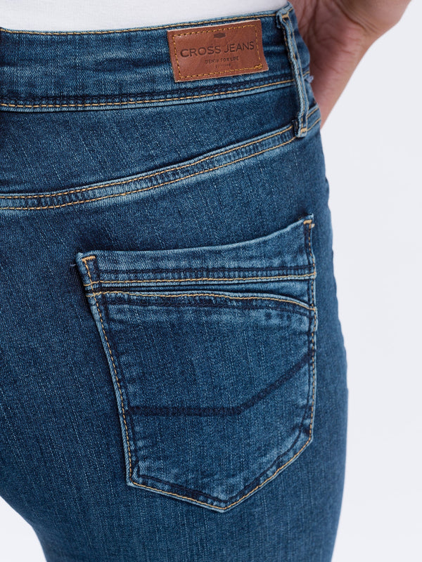 CROSS JEANS - ANYA Jeans, Slim Fit, Mid Blue, Länge 34 - L34 - Länge 36 - L36 - hinten - Gesäß - Detailansichtue