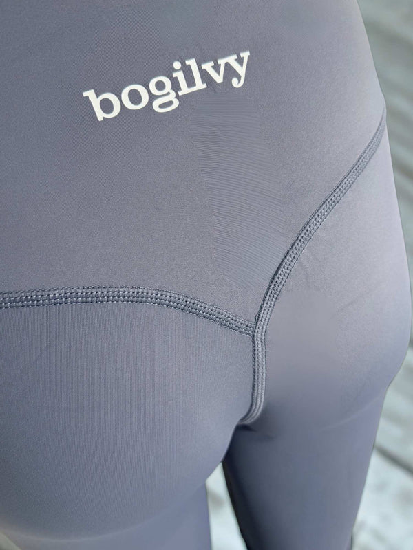 on-Flared-Leggings-graublau-Detail hinten-V-Po