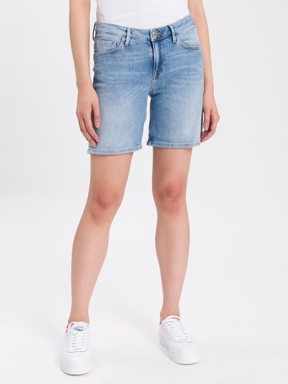 CROSS JEANS - Zena - Slim Bermuda - Light Blue - Teilkörperansicht - vorne