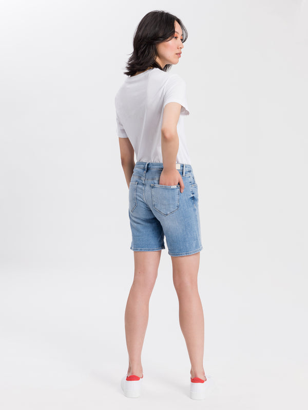 CROSS JEANS - Zena - Slim Bermuda - Light Blue - Ganzkörperansicht - hinten