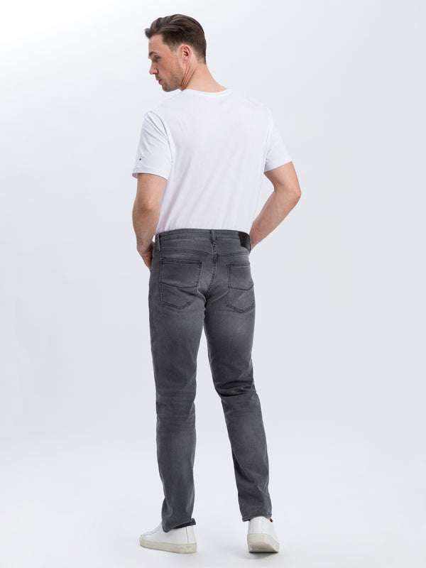 E_198_010_cross_jeans_null_0_UD2021 1500 × 2000 Pixel-Länge36-L36-Hinteransicht