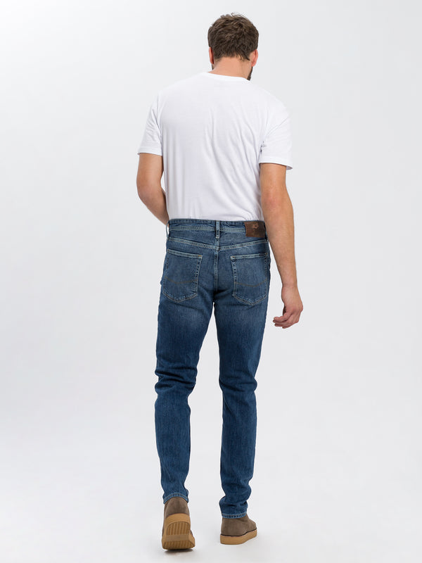 F_164_005_cross_jeans_null_0_UD2021  1500 × 2000 Pixel_Länge36_L36_Länge38_L38_Hinteransicht_Ganzkörper