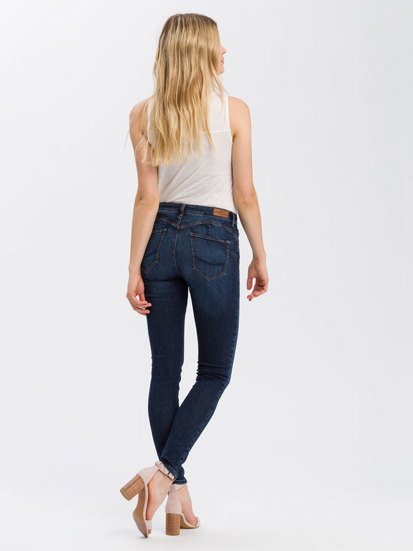 P_419_012_cross_jeans_null_3  1500 × 2000 Pixel_Länge37_L37_Hinteransicht_Ganzkörper