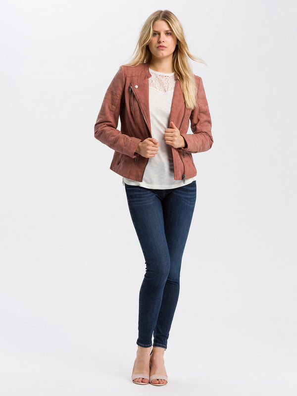 P_419_012_cross_jeans_null_3  1500 × 2000 Pixel_Länge37_L37_Frontseite_Ganzkörper