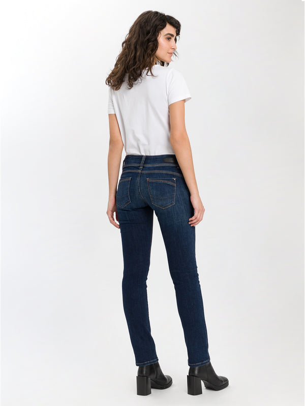 CROSS JEANS - LOIE, Straight Leg, Dark Blue, Länge 37 - L37- Ganzkörper Hinterseite 