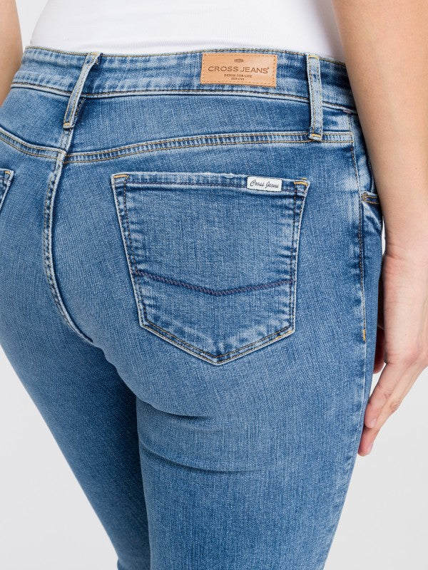 CROSS JEANS - ANYA Jeans, Slim Fit, Light Mid Blue, Hinten, Gesäß, Detail, Seite, Unterkörper